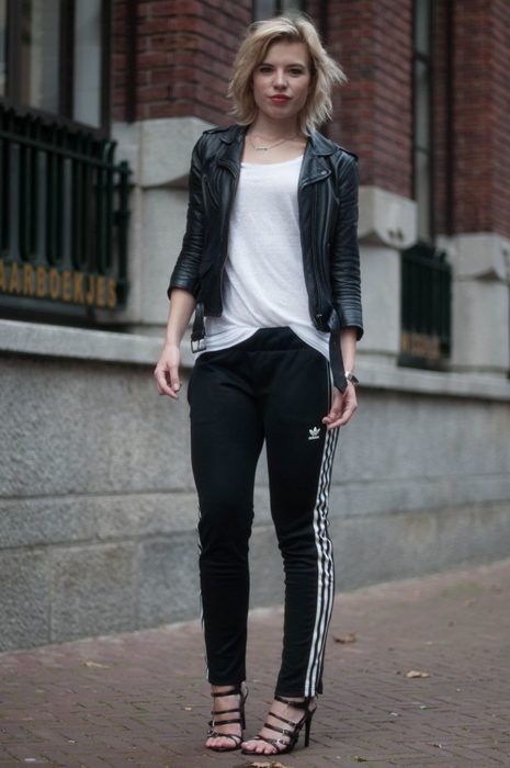 Chica con conjunto de pants negro y chaqueta de cuero