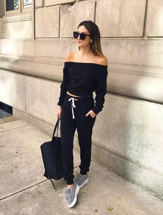 Chica usando un conjunto de pants negros