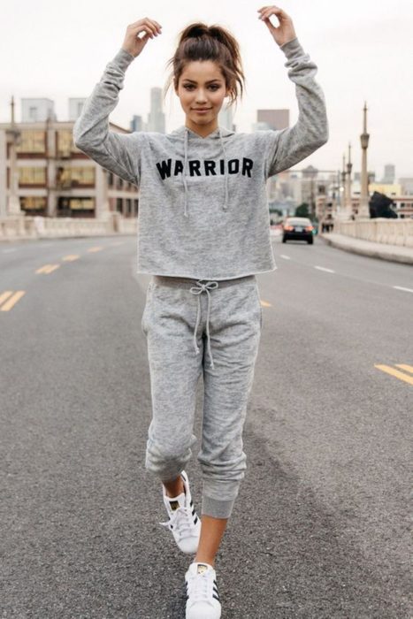 Chica usando pants grises