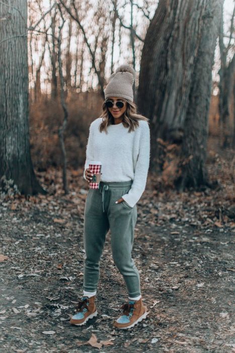 Chica usando pants verdes con blusón beige