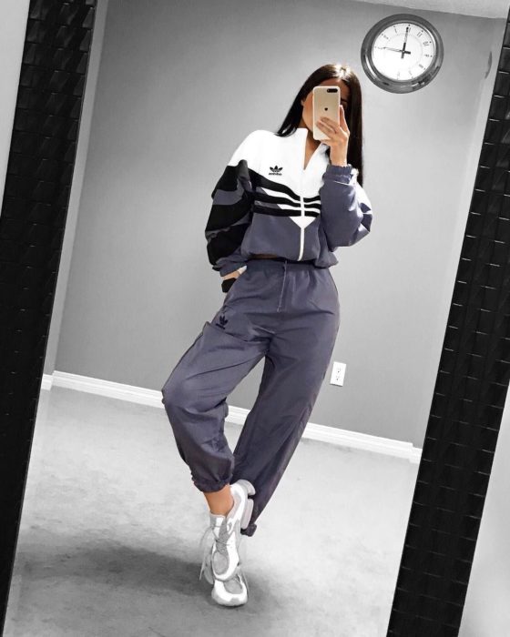 Chica con pants Adidas grises con blanco