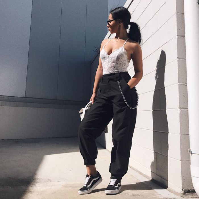Chica posando para una sesión de fotos con pants negros y top de encaje