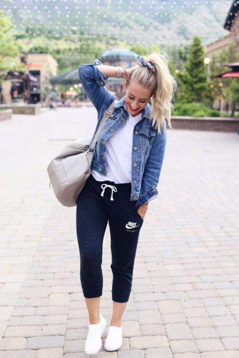 Chica con joggers y chaqueta de mezclilla