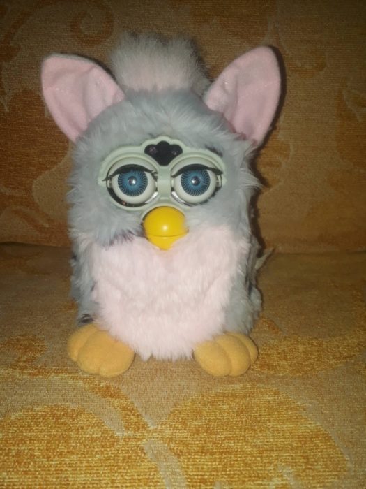 Muñeco furby de color gris con rosa