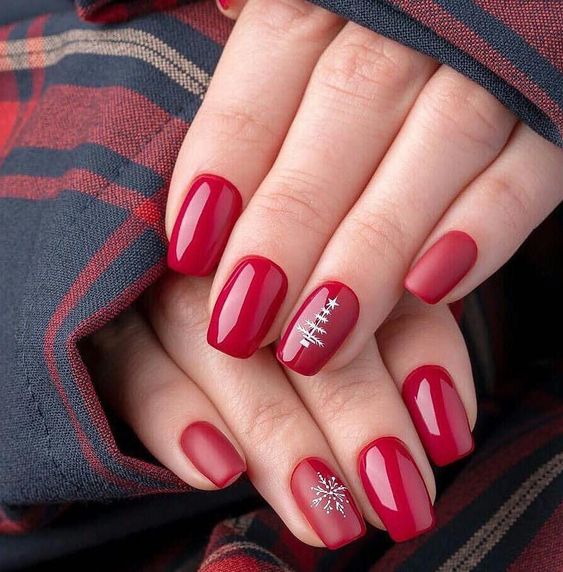 Manicura en rojo con detalles en gris
