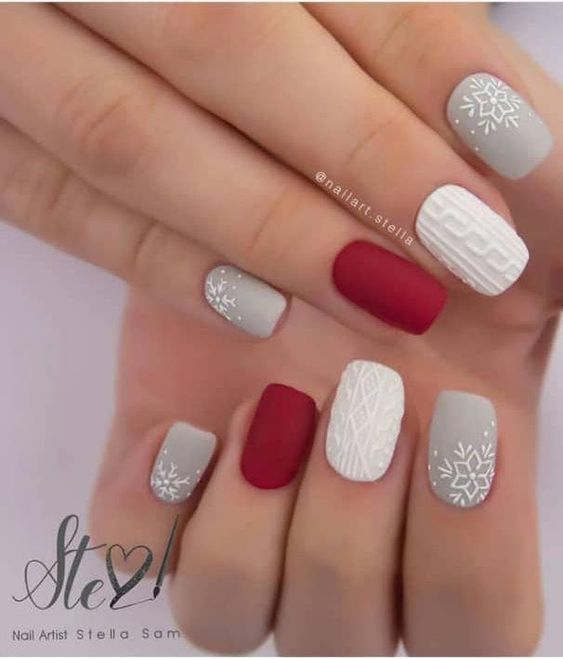 manicura en rojo con blanco con detalles navideños