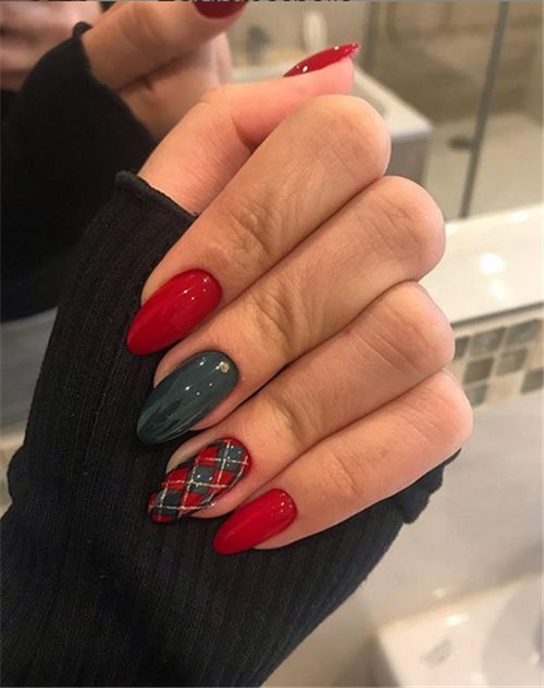 Manicura en rojo y verde con detalles cuadrados