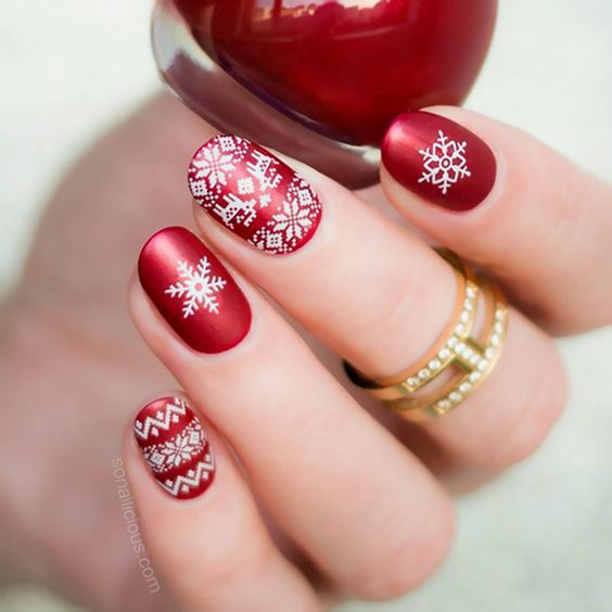 Manicura en rojo con stickers en blanco