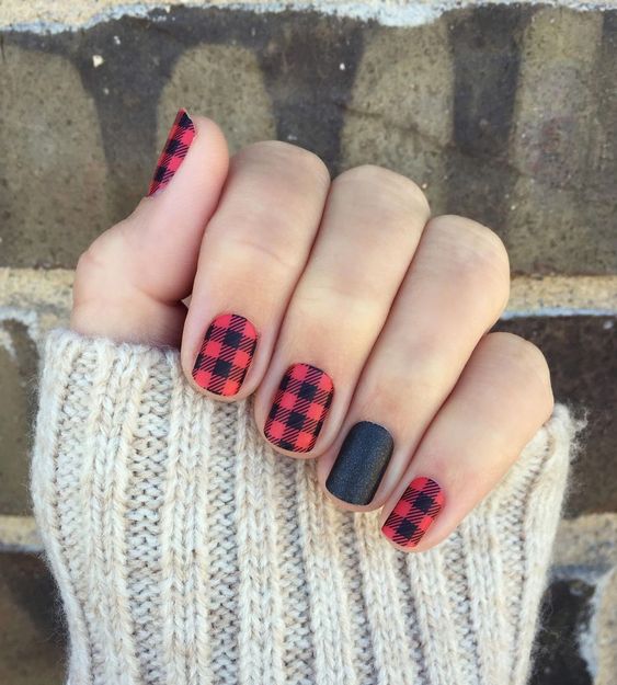 Manicura en rojo con cuadros negros efecto mate
