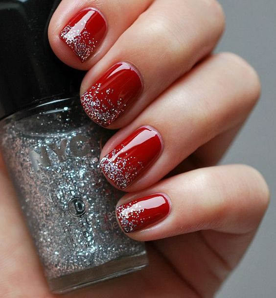 Manicura en rojo con destellos plateados