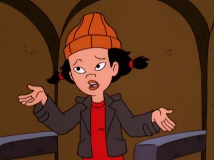 Ashley Spinelli con los brazos alzados, sorprendida, caricatura Recreo