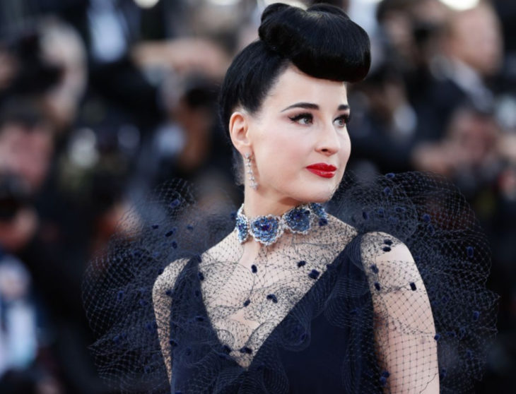 Dita von Teese con vestido negro de encaje