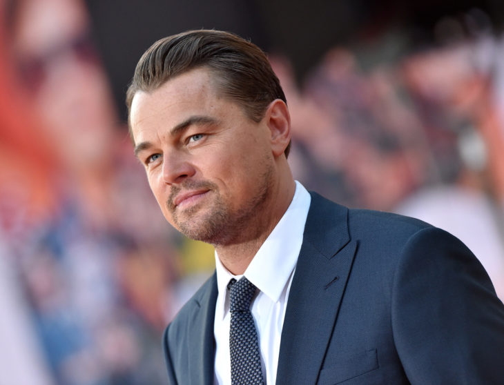 Leonardo DiCaprio con traje azul