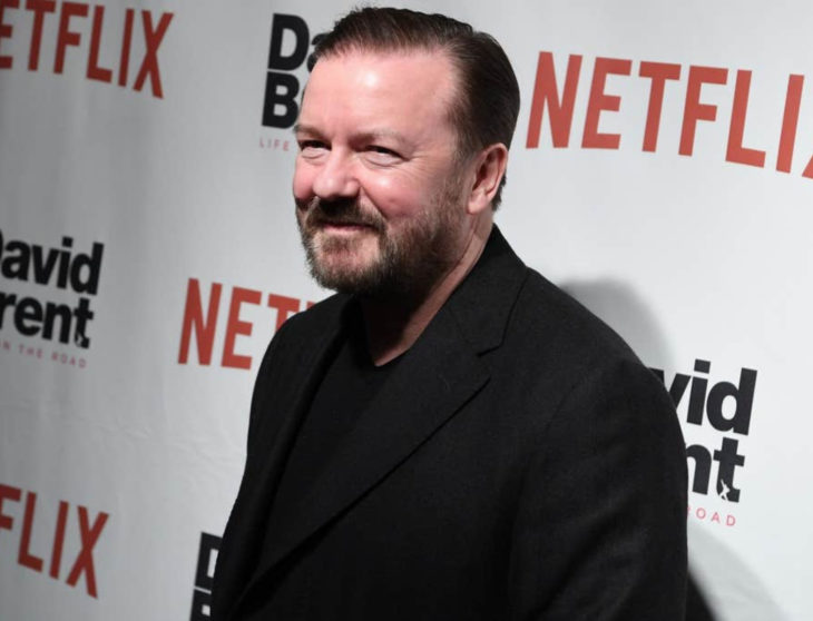 Ricky Gervais con traje negro