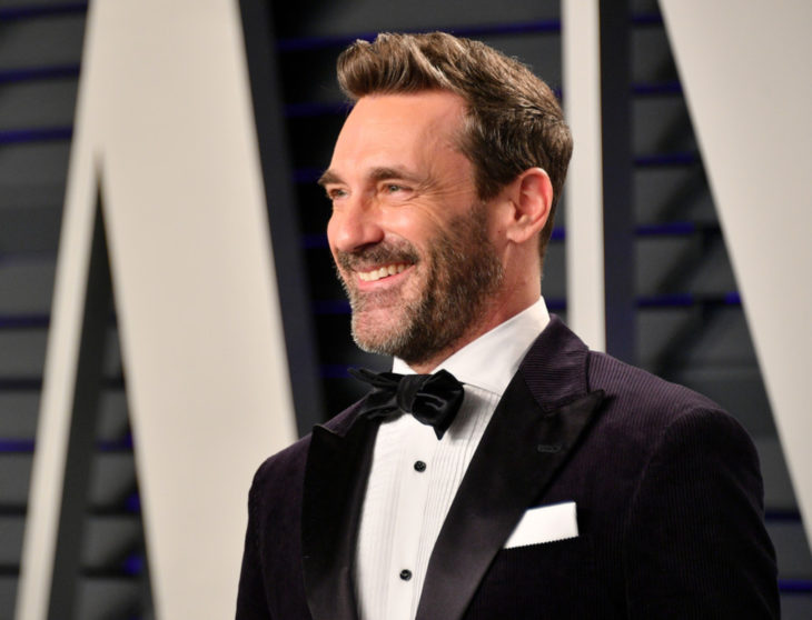 Jon Hamm con traje negro y moño