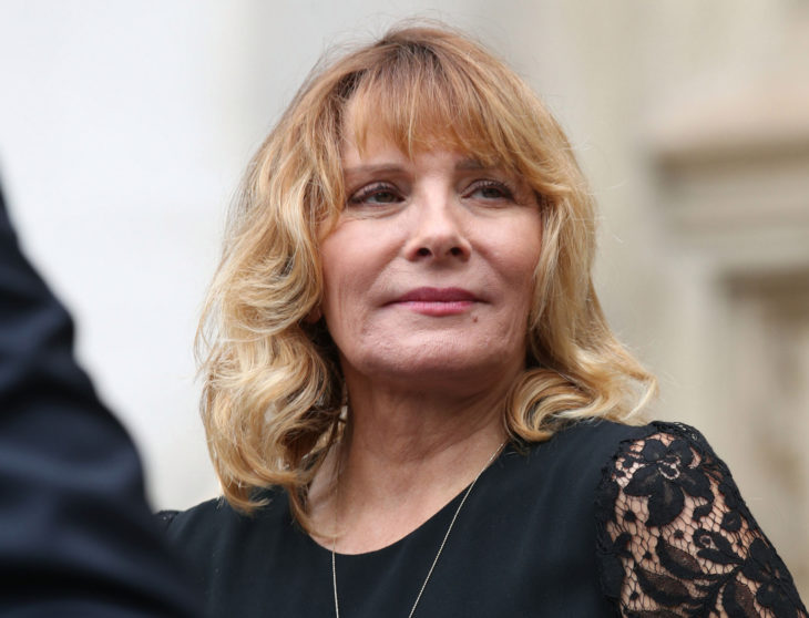 Kim Cattrall con vestido negro