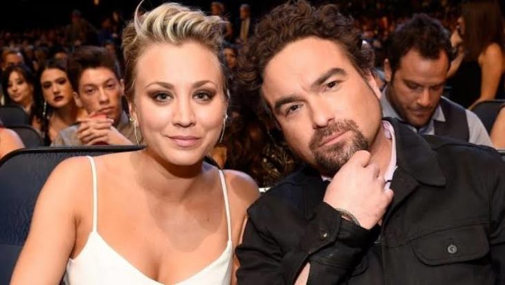 Kaley Cuoco y Johnny Galecki en un evento de cine