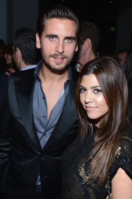 Kourtney Kardashian y Scott Disick abrazados durante un evento de gala