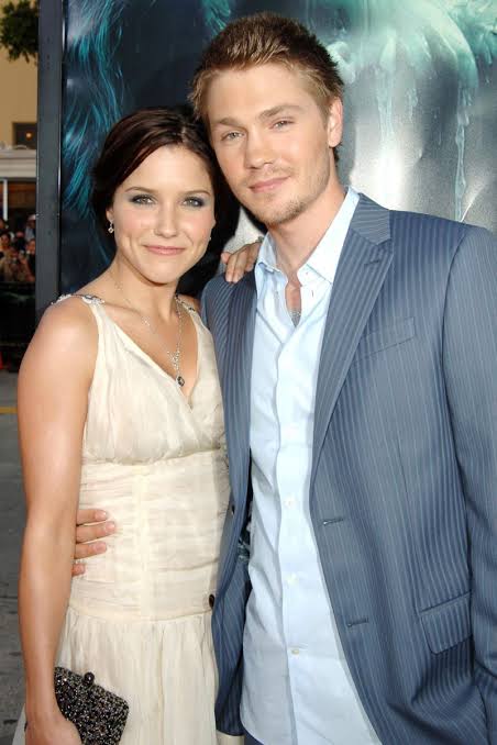 Sophia Bush y Chad Michael Murray en la premier de The O.C. la serie