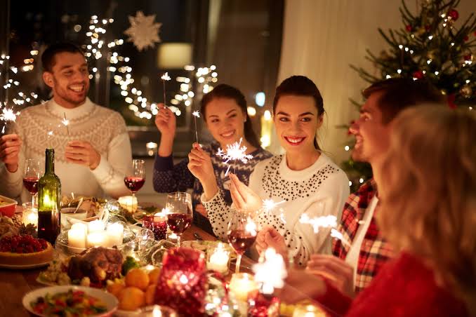 Familia en cena navideña