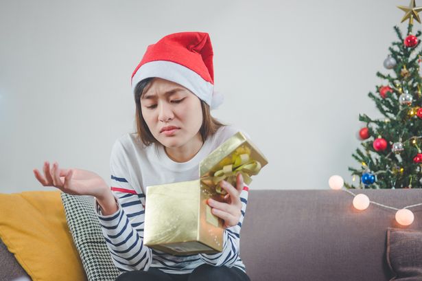 Chica decepcionada al abrir su regalo