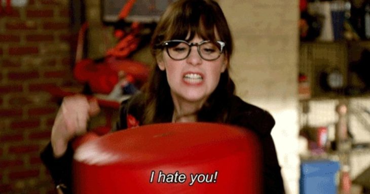 Zooey Deschanel golpeando un saco de box