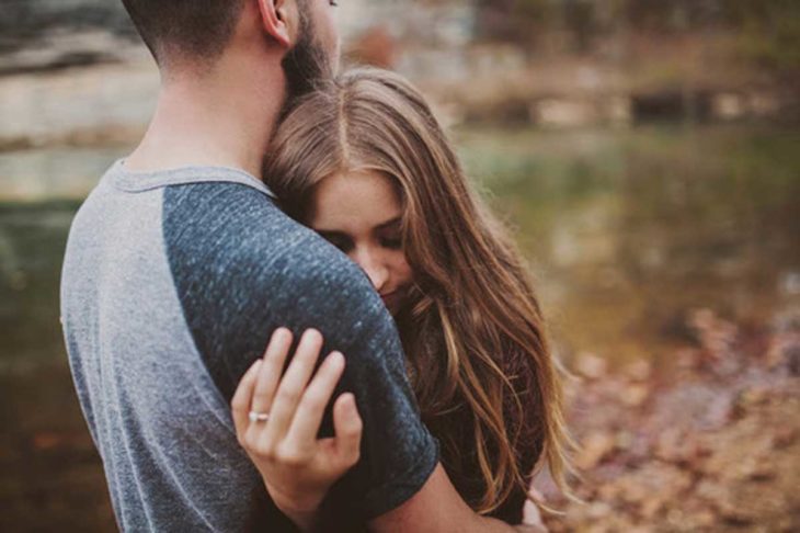 Mujer abrazada de hombre