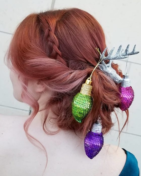 Chica llevando un peinado con esferas de colores