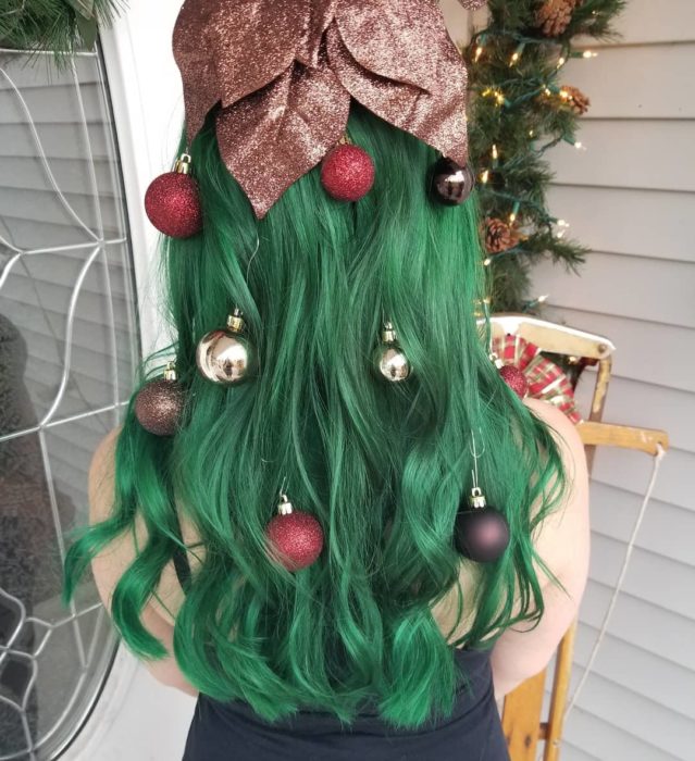 Chica con peinado suelto decorado con esferas en cobre y oro