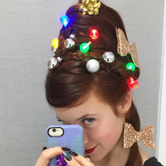 Chica con chongo alto decorado con luces LED