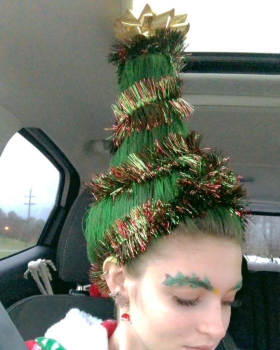 Chica con peinado en forma de pino navideño decorado con escarcha de colores
