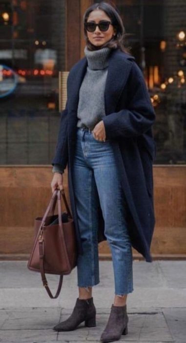 Chica usando un atuendo de color azul con saco y botas del mismo color