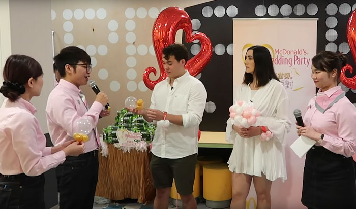 Celebración de una boda en un restaurante de McDonald's en Hong Kong