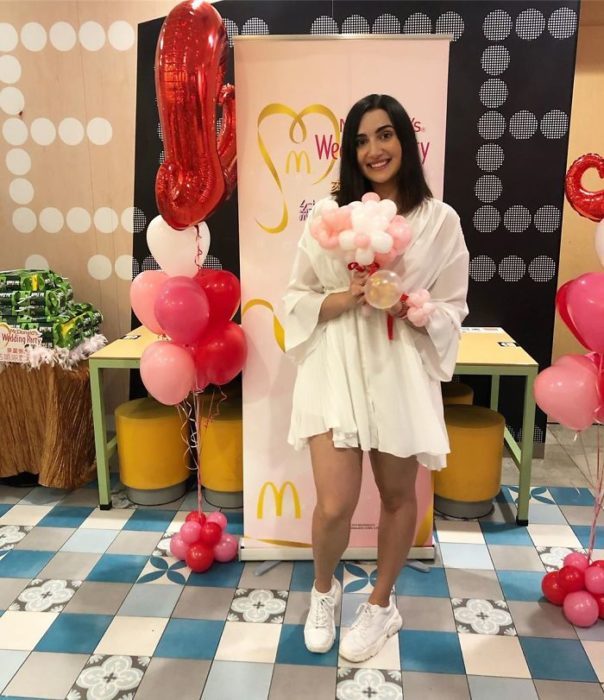 Chica celebrando una despedida de novia en un restaurante de McDonald's de Hong Kong