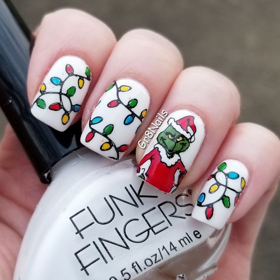 Manicura blanca con detalles de El Grinch
