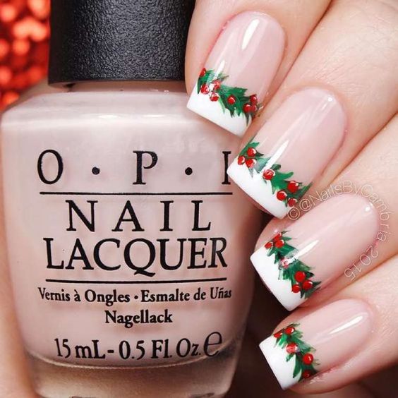 Manicura estilo francés con detalles navideños