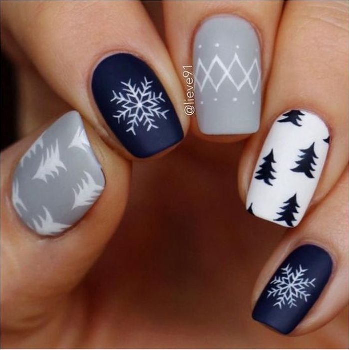 Manicura en tonos gris y azul con detalles navideños