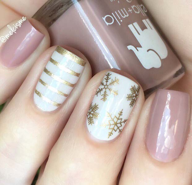 Manicura rosa con detalles dorados navideños