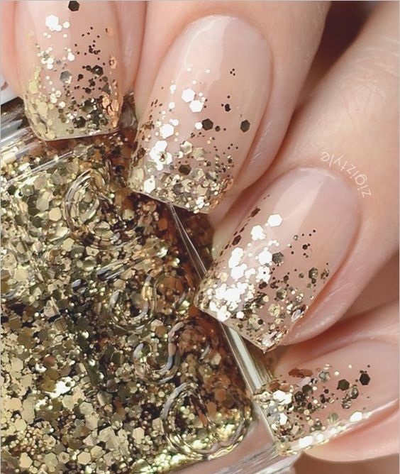Uñas decoradas con glitter dorado