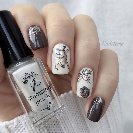 Uñas en blanco y gris con calcomanías navideñas