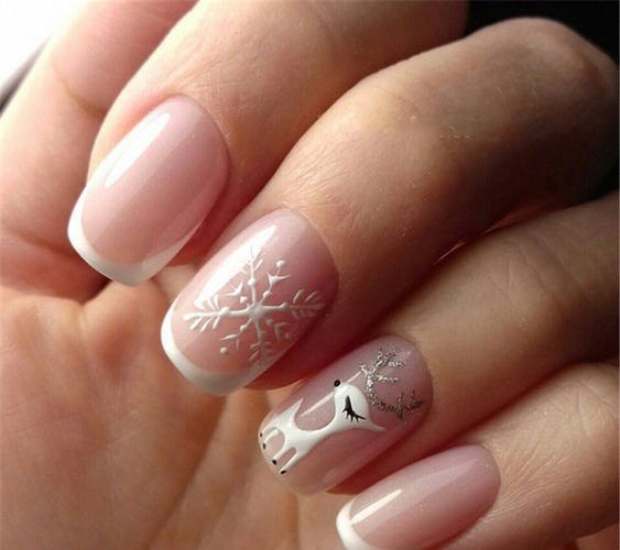 Uñas con acabado semi natural decoradas con calcomanías de renos