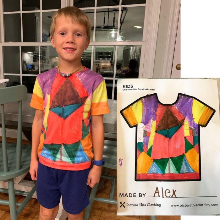 Niño posando con una camisa que previamente diseñó y coloreó