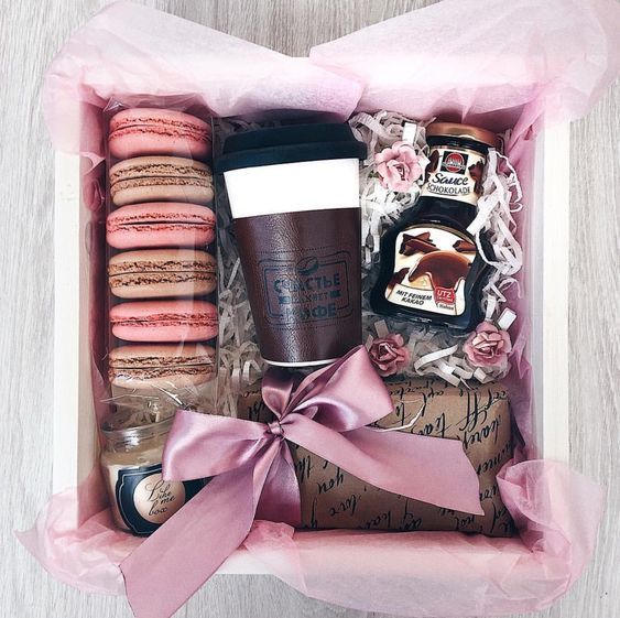 Caja de regalo con un termo y galletas blandas