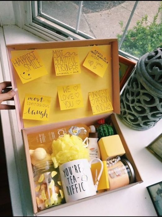 Caja de regalo con una taza y post-it amarillos
