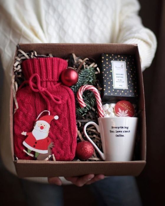 Caja de regalo con guantes de estambre, una taza y caramelos