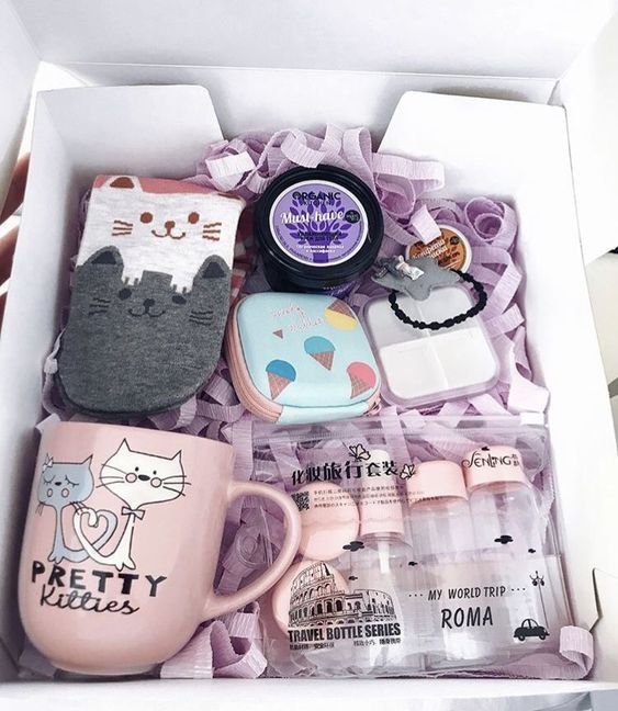 Caja de regalos con una taza y accesorios de gato