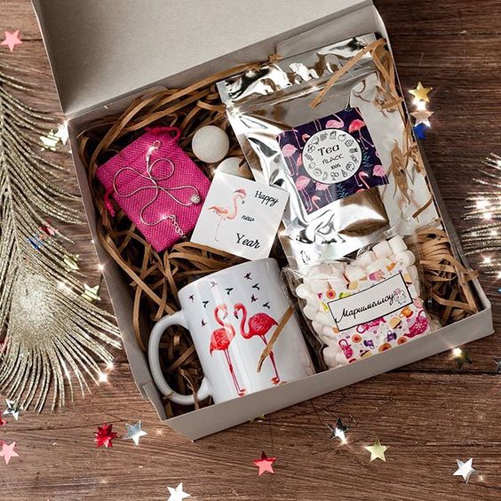 Caja de regalos con una agenda, taza y bombones de flamingo