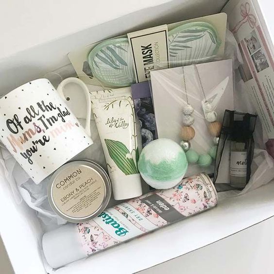 Caja de regalo con una taza y cremas faciales para el cuidado de la piel
