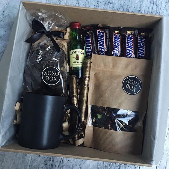 Caja de regalo con una taza y chocolates dentro