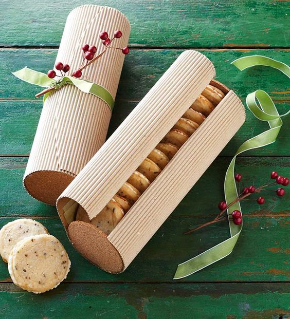 Tubo de galletas decorado con papel corrugado y listón verde